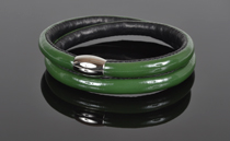 Armbånd i grøn lak læder og sort kalveskind. 2 omgange med magnetlås i stål. Tykkelse 7,5 mm.